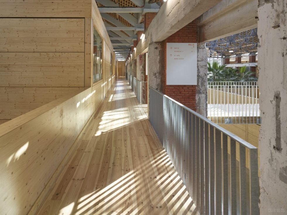 混搭風辦公室裝修案例 二層原木過道