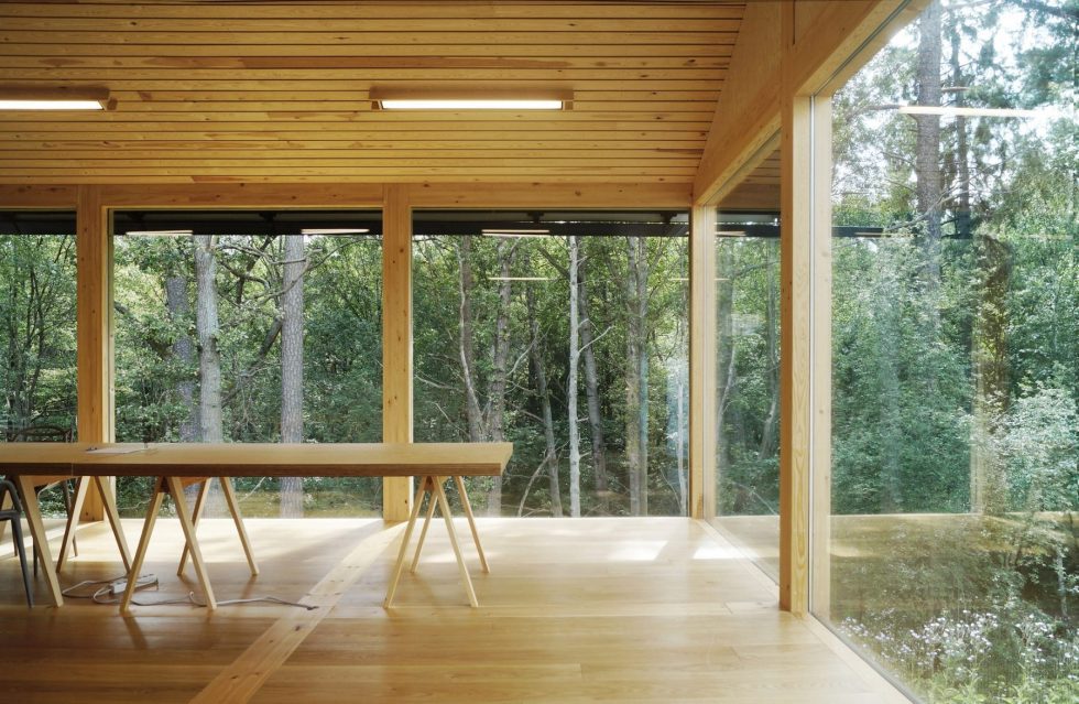 戶外全木結(jié)構(gòu)辦公室裝修設(shè)計 工作區(qū)木質(zhì)辦公長桌