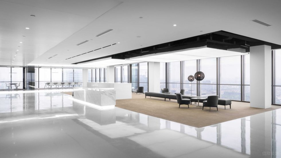 潔白現(xiàn)代風(fēng)辦公室裝修設(shè)計(jì)深灰色沙發(fā)組合 潔白現(xiàn)代風(fēng)辦公室裝修設(shè)計(jì)深灰色沙發(fā)組合