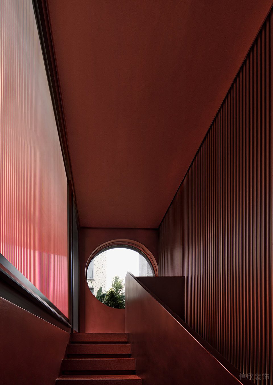 簡約侘寂風(fēng)飲片店樓梯拐角處圓形窗戶效果圖