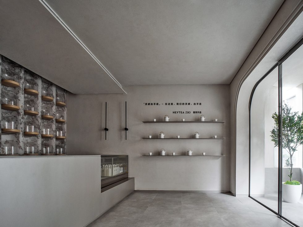 簡約侘寂風(fēng)飲品店微水泥墻面置物架裝修圖