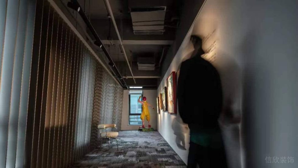 簡約金屬風(fēng)辦公室裝修設(shè)計 過道卡通造型及裝飾墻畫