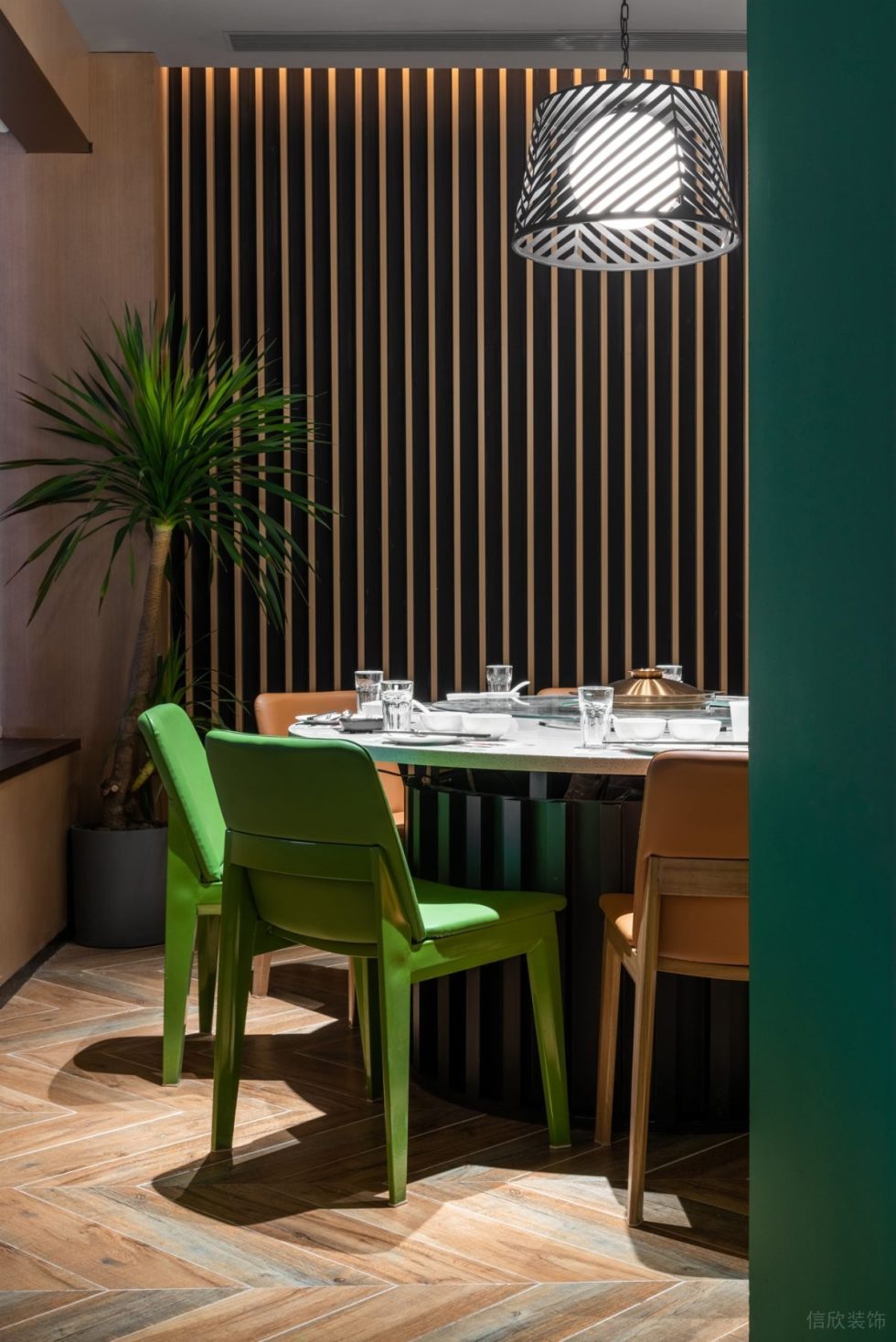 簡約清新椰子風火鍋店多人用餐區(qū)背景墻設計圖