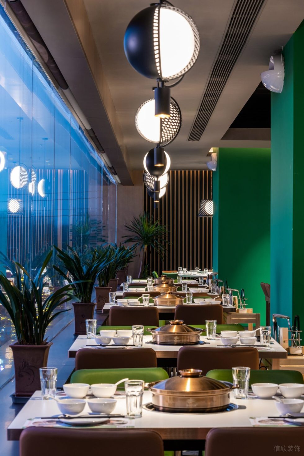 簡約清新椰子風火鍋店氛圍用餐區(qū)裝修效果圖