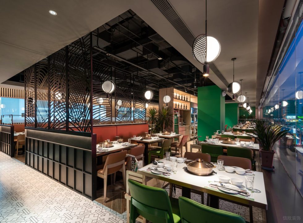 簡約清新椰子風火鍋店卡座用餐區(qū)屏風裝修設計