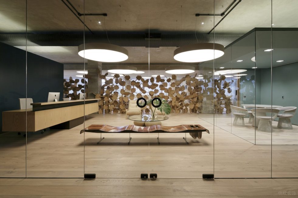 簡(jiǎn)約原木風(fēng)辦公室裝修設(shè)計(jì)原木色前廳