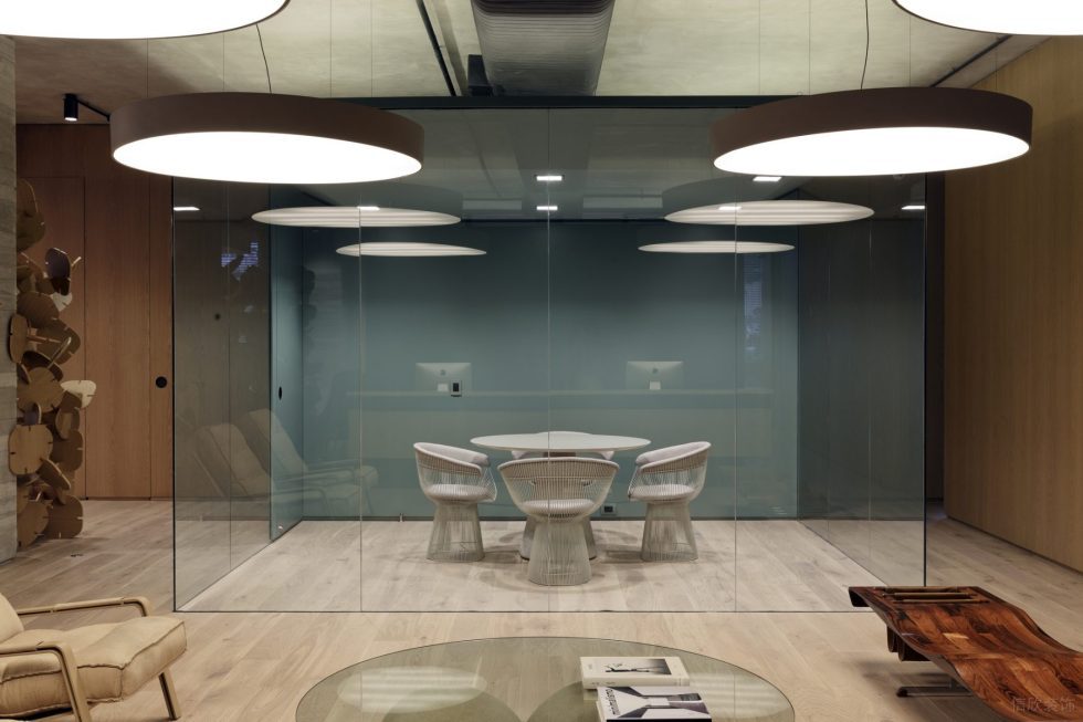 簡約原木風(fēng)辦公室裝修設(shè)計灰藍色洽談室 簡約原木風(fēng)辦公室裝修設(shè)計灰藍色洽談室