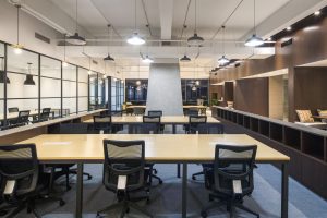 美式簡約風辦公室裝修設(shè)計深色調(diào)辦公區(qū)效果圖