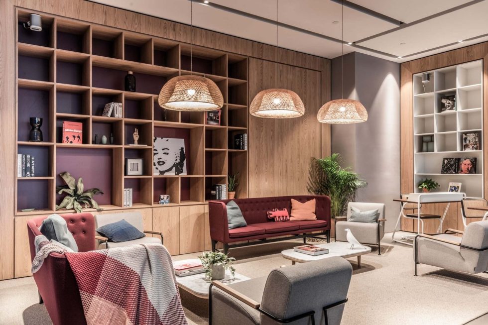 木色簡(jiǎn)約風(fēng)辦公室裝修案例接待區(qū)棗紅色沙發(fā)