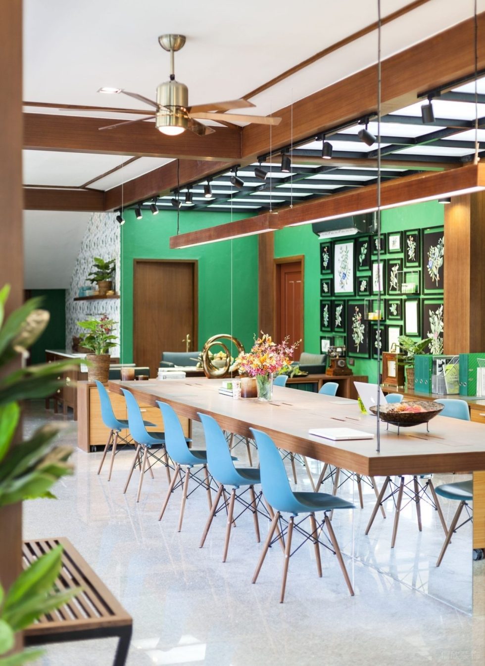 暖色田園風辦公室裝修設計暖木色懸吊式辦公臺 暖色田園風辦公室裝修設計暖木色懸吊式辦公臺