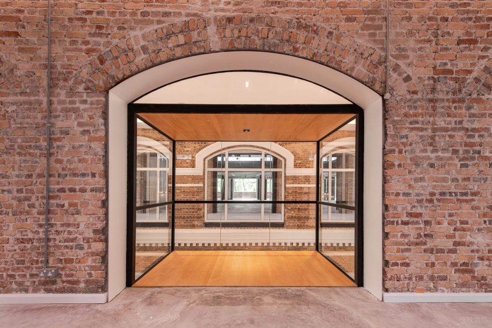 歐式工業(yè)風(fēng)辦公室裝修案例 過(guò)道紅磚墻面及大拱門