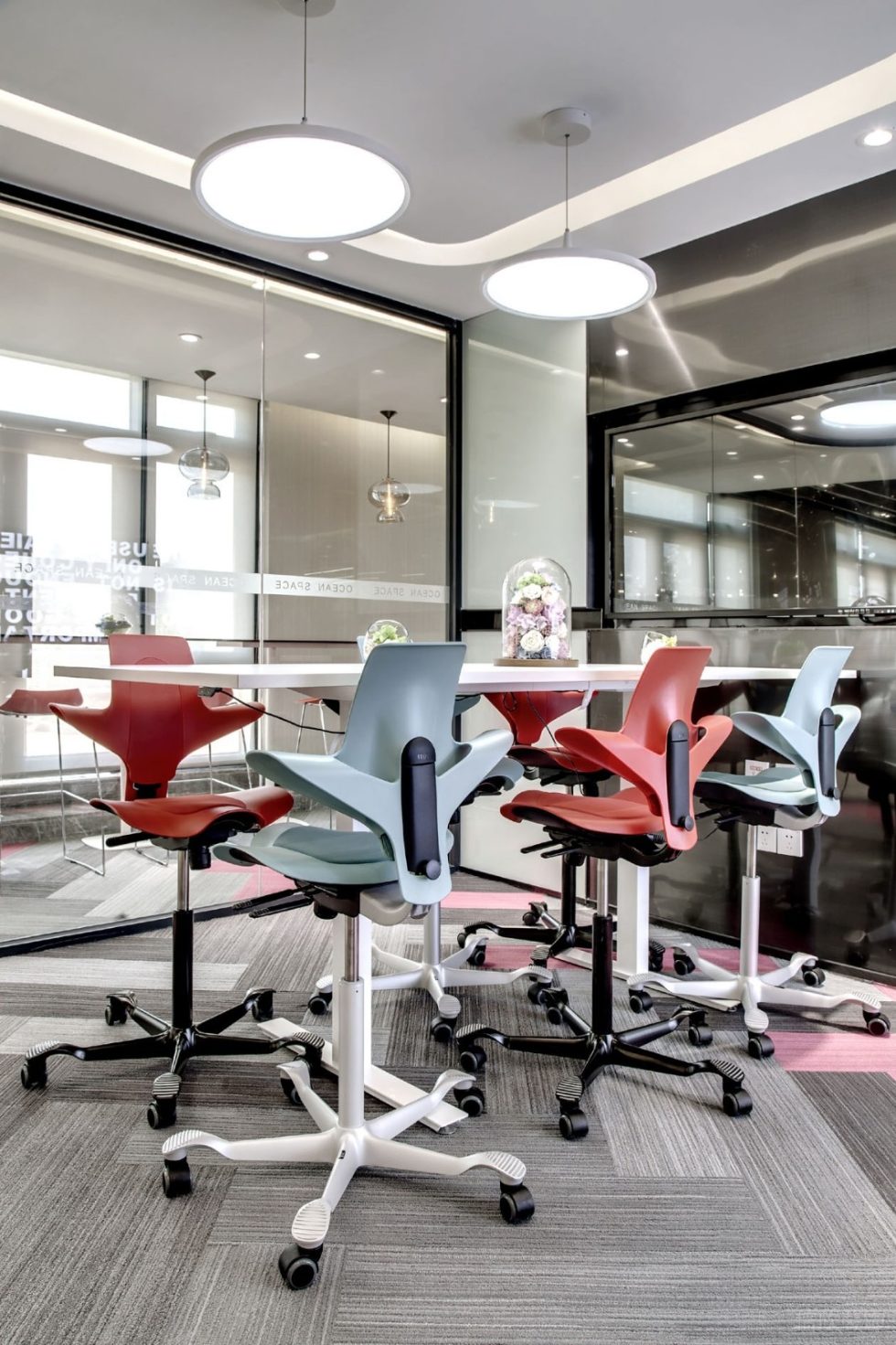 淺色調科幻現代風辦公室裝修設計黑白色多媒體洽談室 淺色調科幻現代風辦公室裝修設計黑白色多媒體洽談室