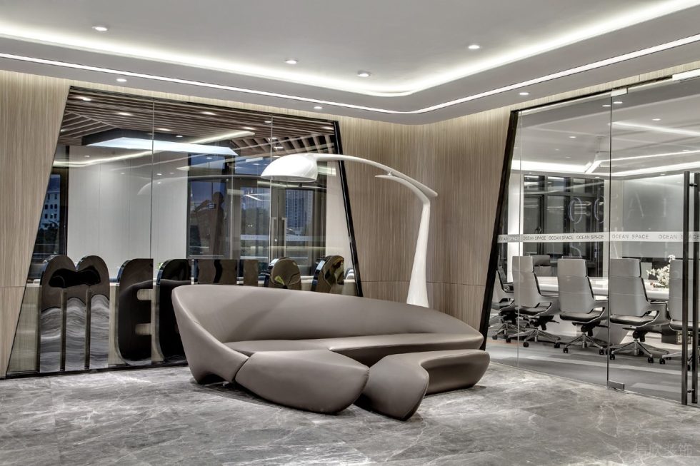 淺色調科幻現代風辦公室裝修設計接待室灰色沙發 淺色調科幻現代風辦公室裝修設計接待室灰色沙發