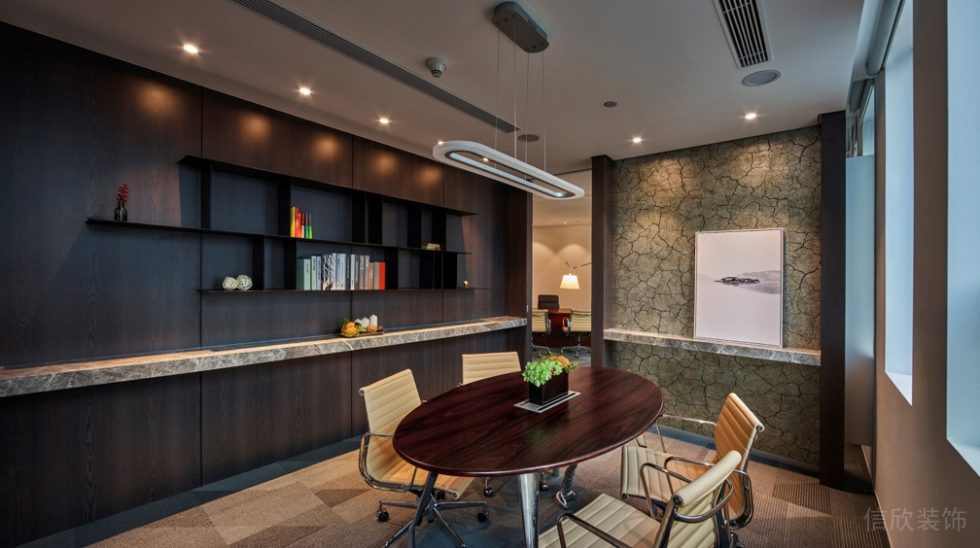 時(shí)尚簡(jiǎn)約風(fēng)辦公室裝修設(shè)計(jì)深色調(diào)接待室