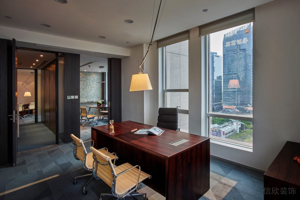 時(shí)尚簡(jiǎn)約風(fēng)辦公室裝修設(shè)計(jì)深木色經(jīng)理工作臺(tái)效果圖