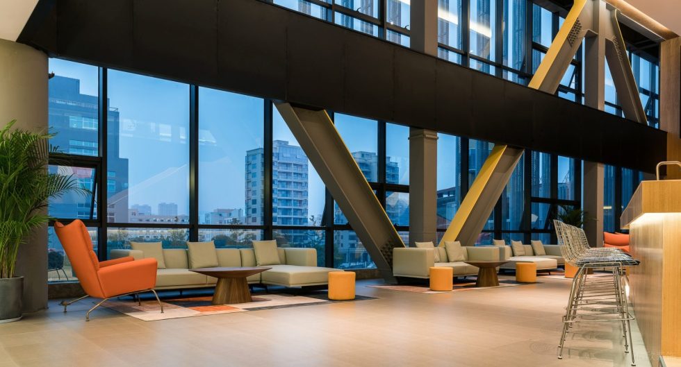 深色現(xiàn)代風辦公室裝修設計深色接待區(qū)