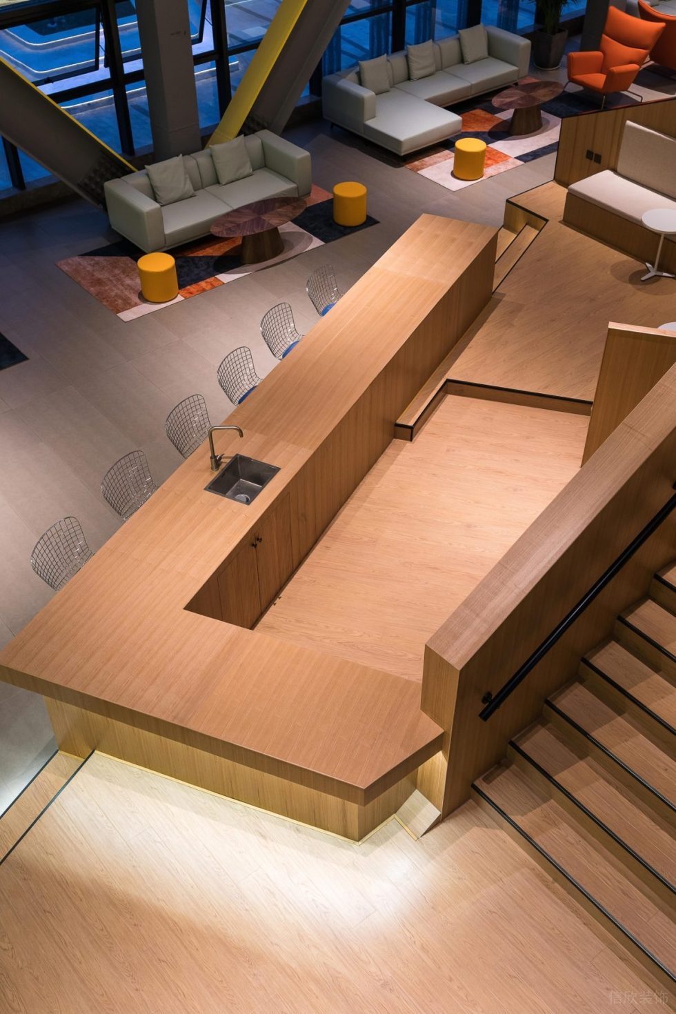 深色現(xiàn)代風(fēng)辦公室裝修設(shè)計木紋色水吧