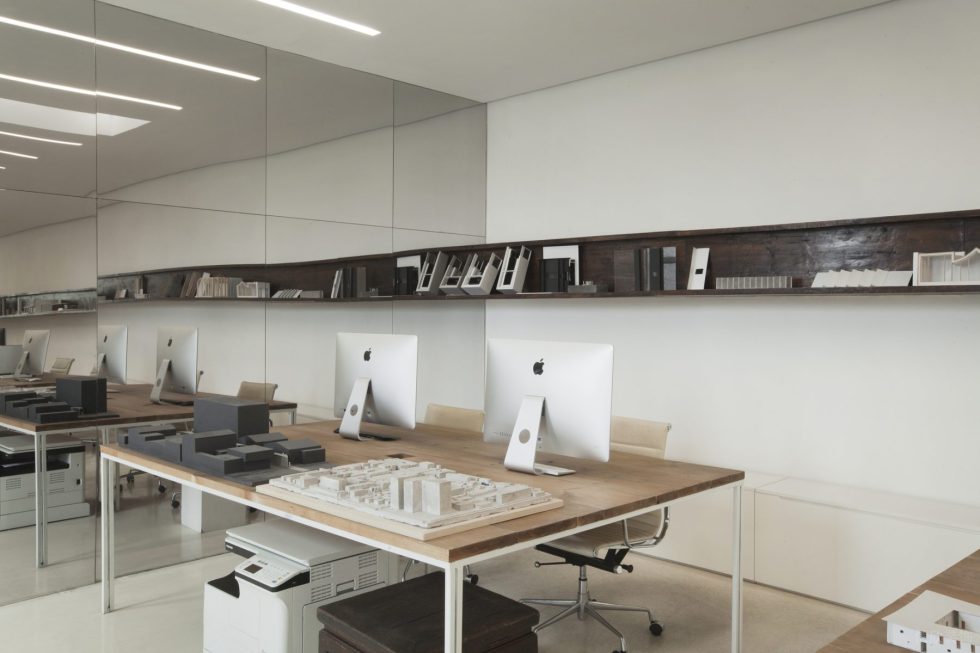 素雅極簡風(fēng)辦公室裝修設(shè)計淺木色工作臺 素雅極簡風(fēng)辦公室裝修設(shè)計淺木色工作臺