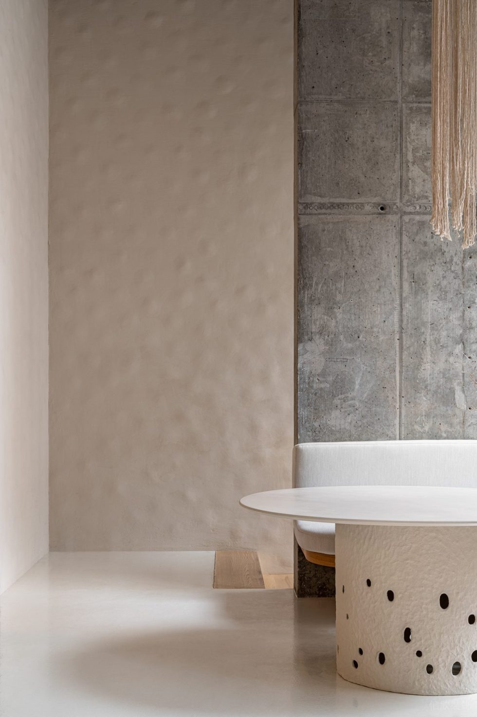 深圳市簡約侘寂風甜品店奶油肌理墻面裝修設計