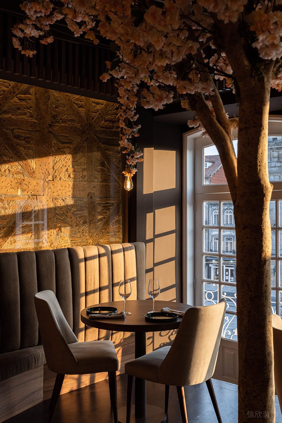 現代東南亞風西餐廳溫馨吊燈裝修設計