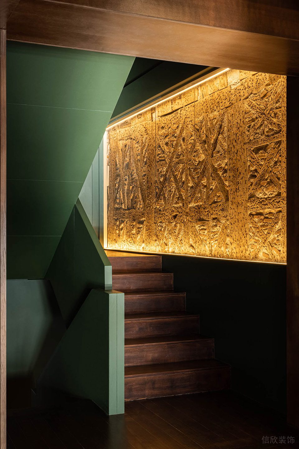 現代東南亞風西餐廳實木暗藏燈帶造型背景墻裝修效果圖