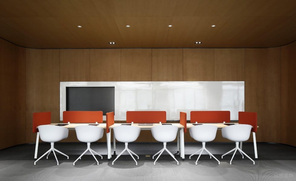 現代淡色系風格辦公室裝修案例工作區純白色辦公椅 現代淡色系風格辦公室裝修案例工作區純白色辦公椅