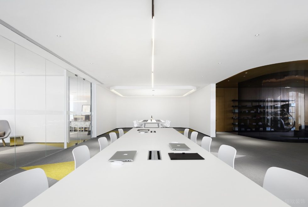 現代淡色系風格辦公室裝修案例白色調開放式會議區 現代淡色系風格辦公室裝修案例白色調開放式會議區