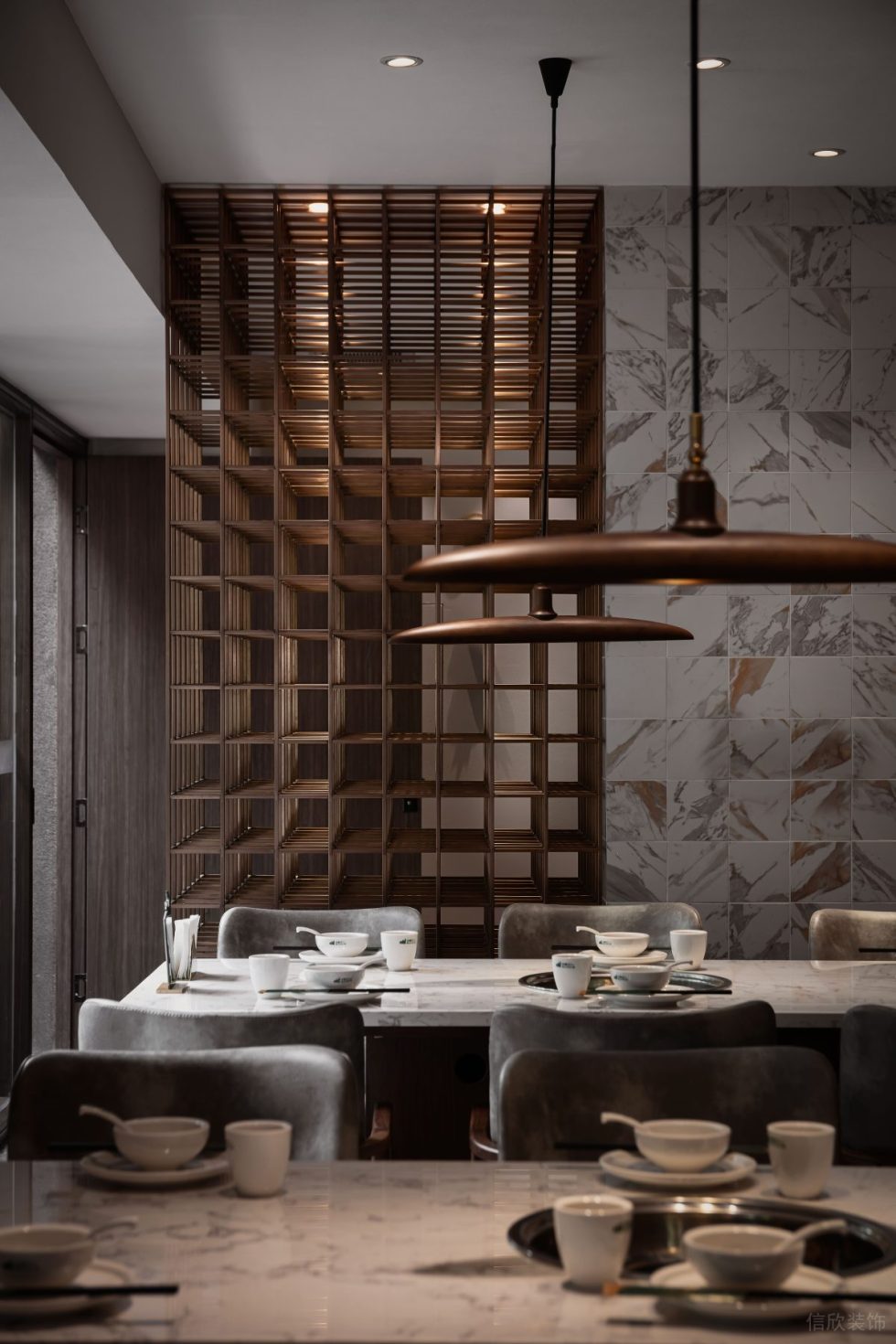 現(xiàn)代輕奢風(fēng)火鍋店極簡(jiǎn)吊燈搭鋁合金屏風(fēng)架設(shè)計(jì)效果圖