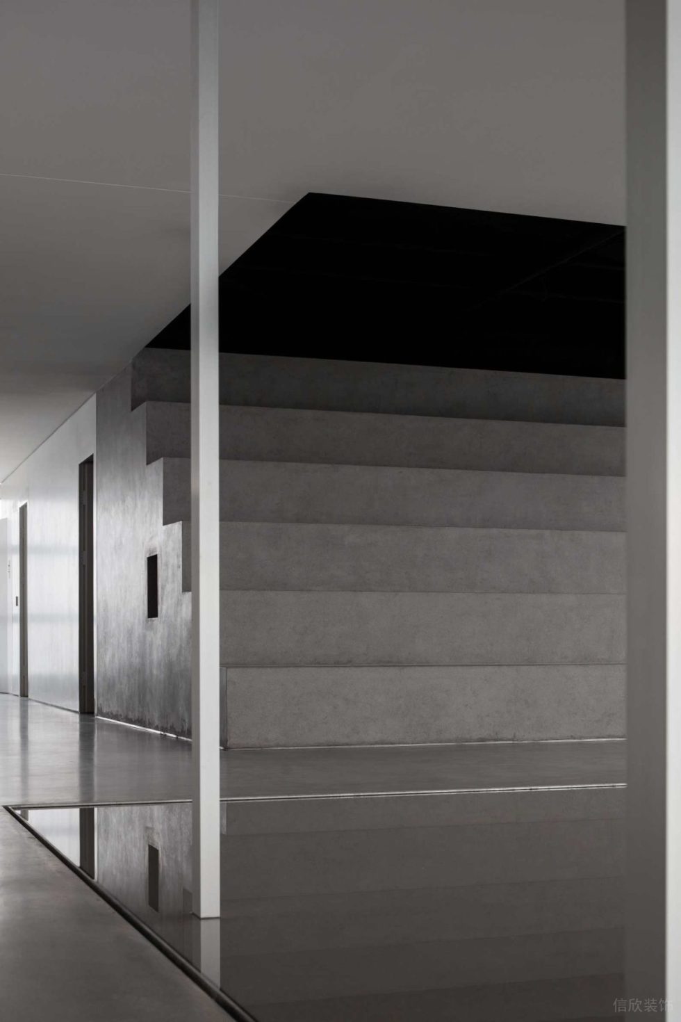 現(xiàn)代時尚風(fēng)辦公室裝修案例 水泥樓梯造型墻面