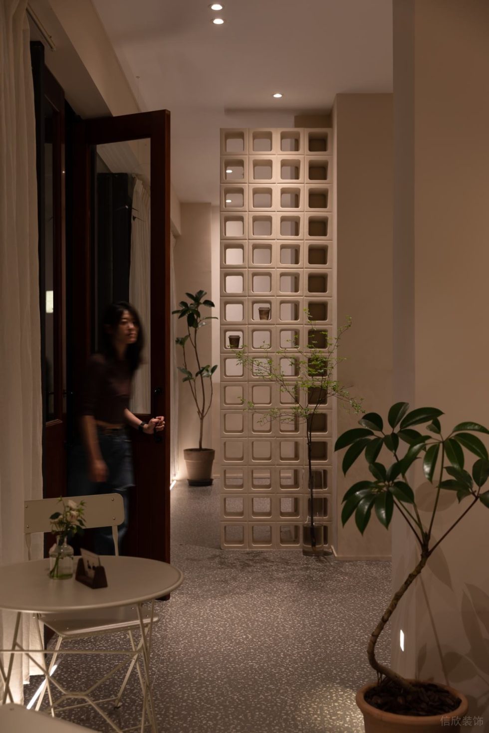 原木風(fēng)咖啡店立體感空心磚隔斷裝修展示圖