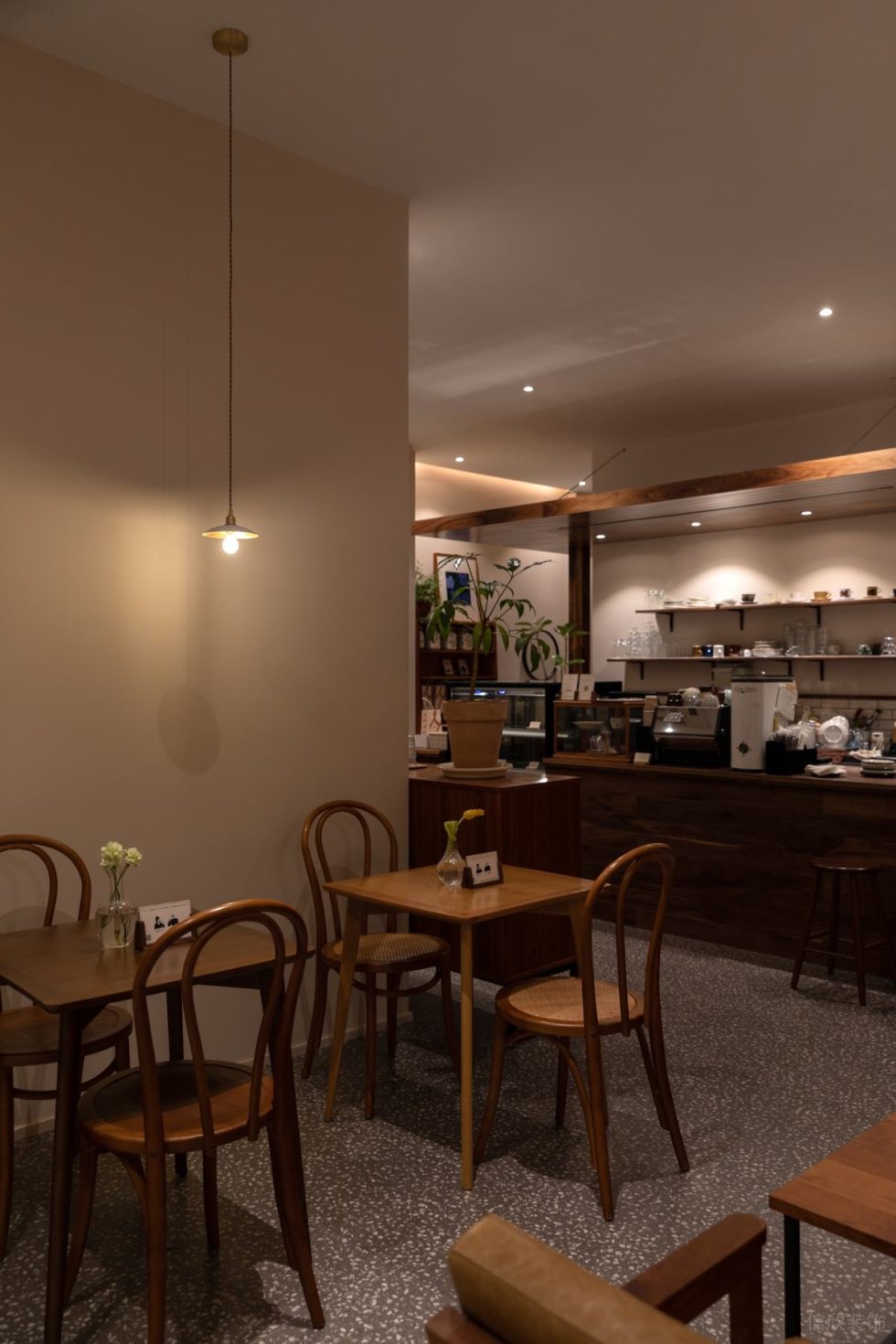 原木風(fēng)咖啡店質(zhì)感原木家具裝修設(shè)計(jì)