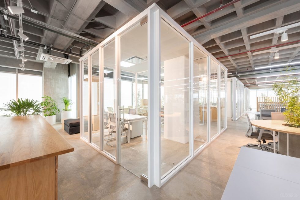 原木工業風辦公室裝修設計白色邊框玻璃隔斷 原木工業風辦公室裝修設計白色邊框玻璃隔斷