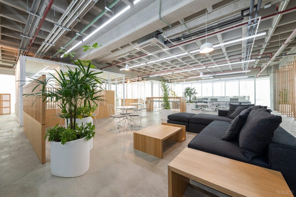 原木工業風辦公室裝修設計黑色布藝沙發 原木工業風辦公室裝修設計黑色布藝沙發