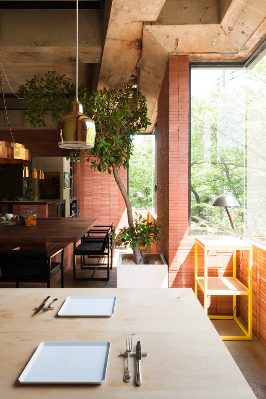 磚紅色復(fù)古簡約工業(yè)風(fēng)餐廳觀景用餐區(qū)裝修設(shè)計(jì)