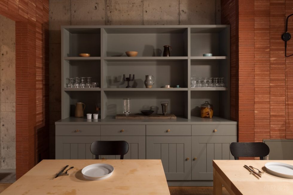 磚紅色復(fù)古簡約工業(yè)風(fēng)餐廳金屬餐邊柜區(qū)裝修設(shè)計(jì)