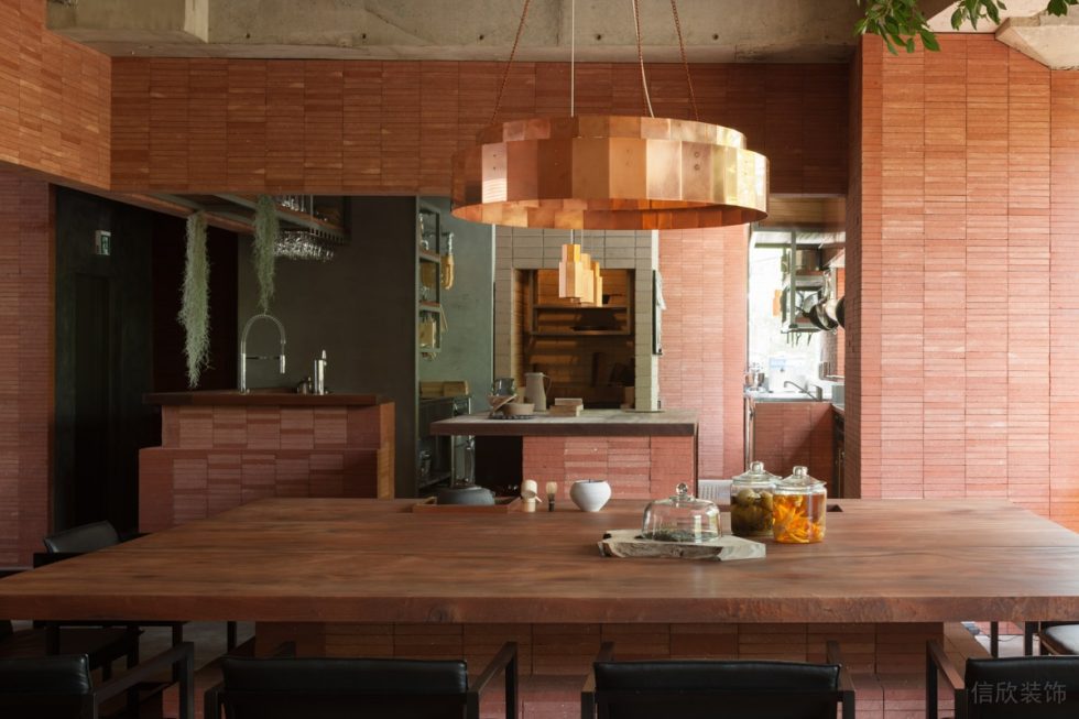 磚紅色復(fù)古簡約工業(yè)風(fēng)餐廳原木用餐區(qū)裝修設(shè)計(jì)