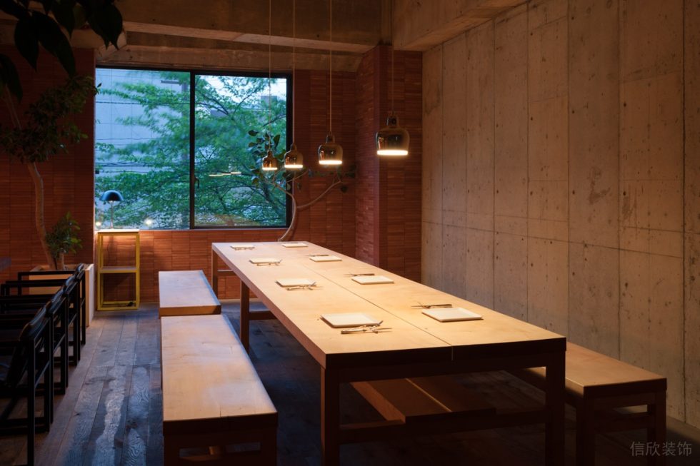 磚紅色復(fù)古簡約工業(yè)風(fēng)餐廳長條木餐桌裝修設(shè)計(jì)