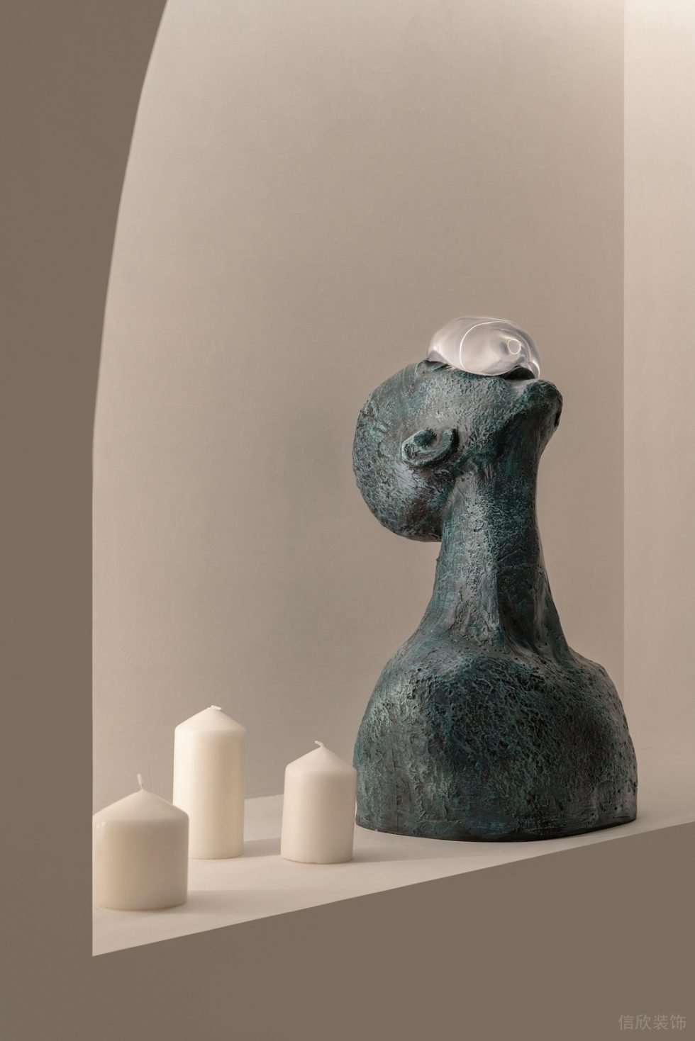 白色極簡藝術(shù)雕塑品展廳裝修案例 青銅質(zhì)感人體半身像