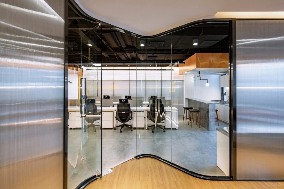 動感現代風辦公室裝修設計黑色不銹鋼弧形玻璃 動感現代風辦公室裝修設計黑色不銹鋼弧形玻璃