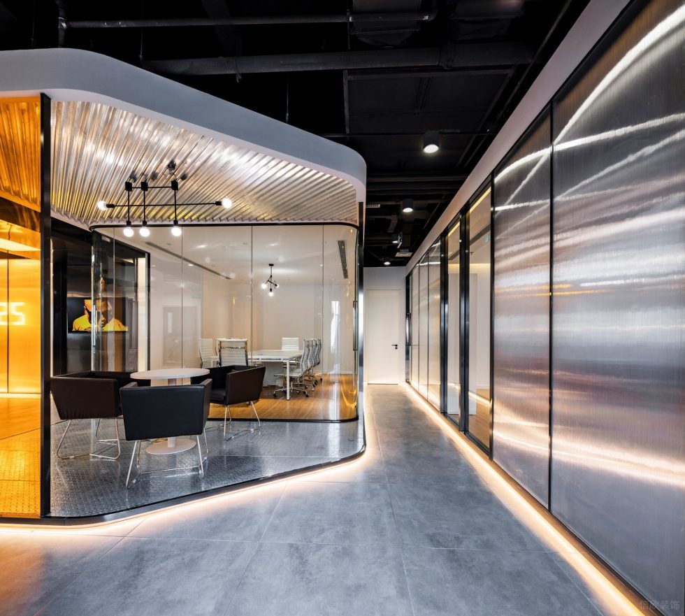 動感現代風辦公室裝修設計銀色拉絲不銹鋼飾面板 動感現代風辦公室裝修設計銀色拉絲不銹鋼飾面板