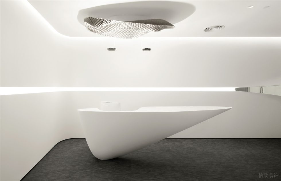 灰白色現(xiàn)代風辦公室裝修設計白色不規(guī)則造型前臺 灰白色現(xiàn)代風辦公室裝修設計白色不規(guī)則造型前臺