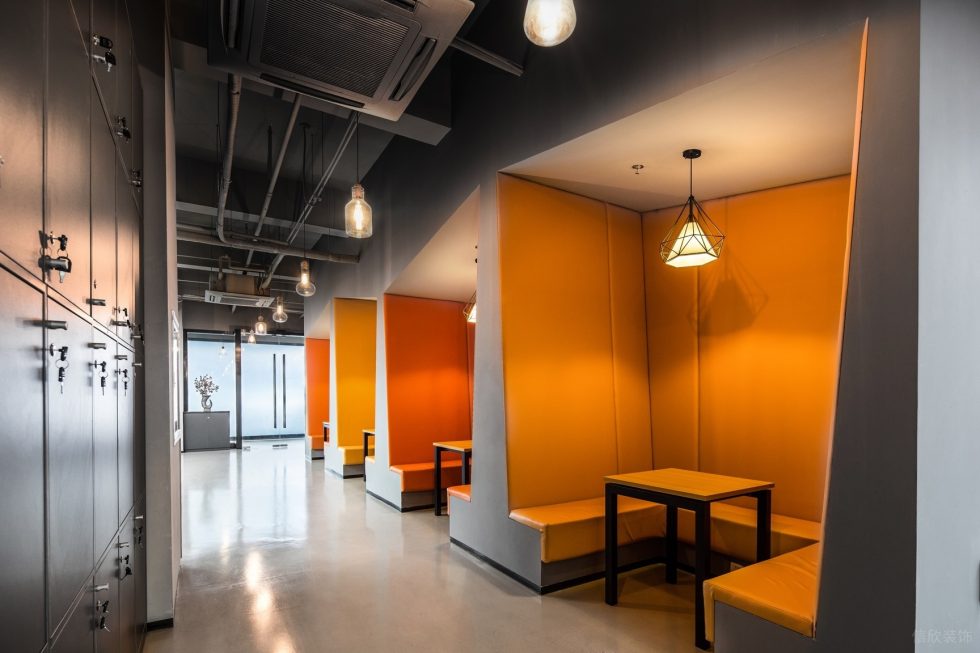 混搭時尚工業(yè)風辦公室裝修設計橙黃色洽談卡座 混搭時尚工業(yè)風辦公室裝修設計橙黃色洽談卡座