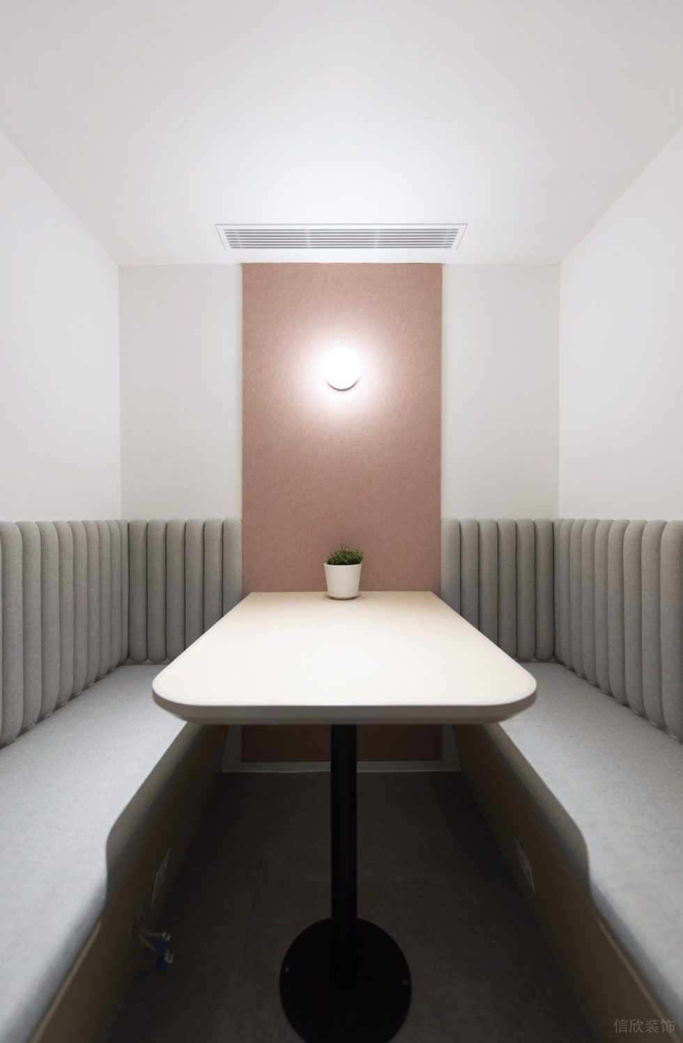 紅色簡約風辦公室裝修設計灰紅色卡座洽談區 紅色簡約風辦公室裝修設計灰紅色卡座洽談區