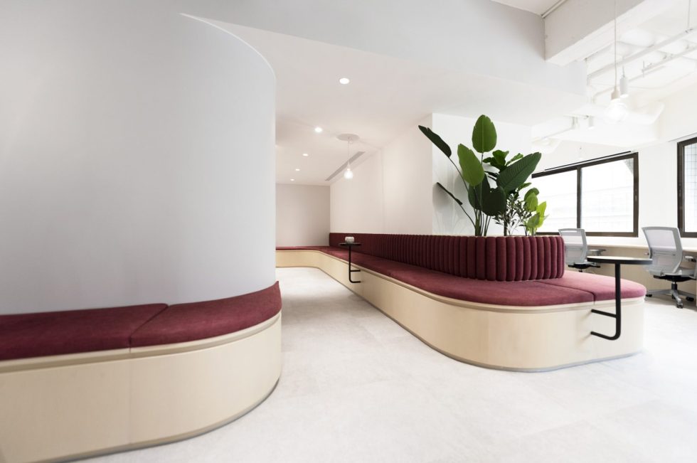 紅色簡(jiǎn)約風(fēng)辦公室裝修設(shè)計(jì)紅色弧形沙發(fā)休閑區(qū)效果圖