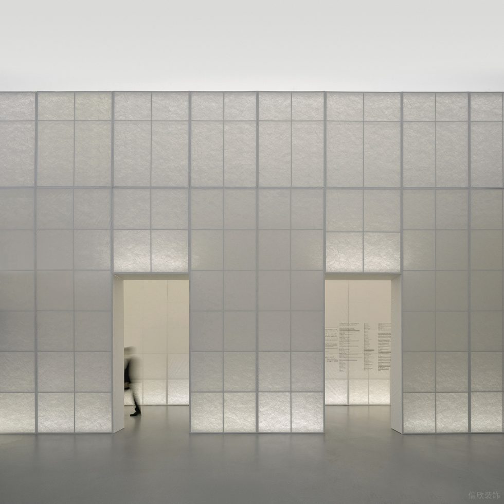 極簡風藝術(shù)高定服裝展覽館裝修案例 白色通透感玻璃墻磚