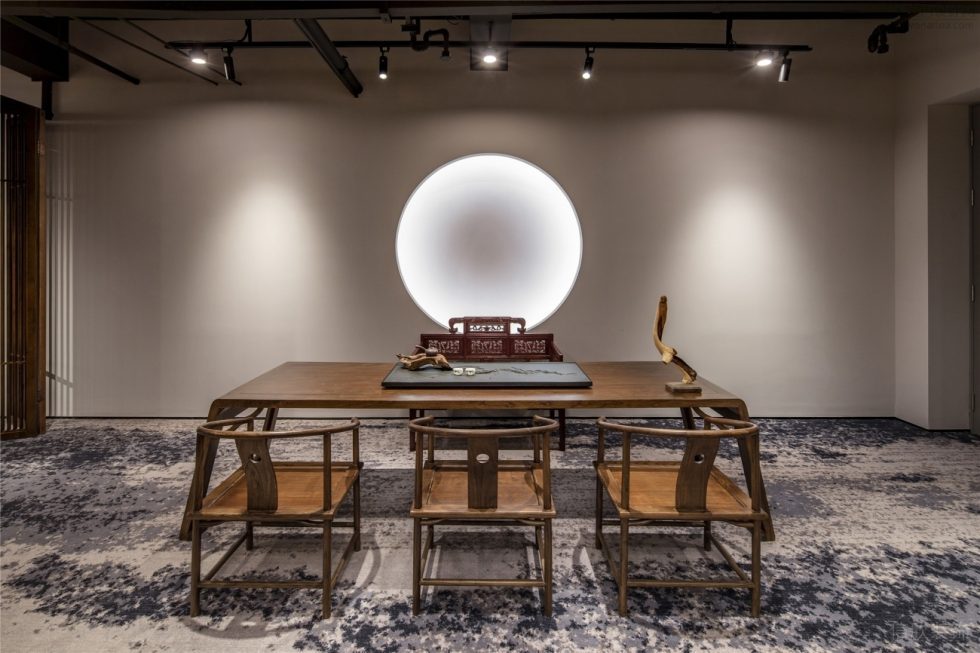 極簡(jiǎn)中式混搭風(fēng)陶瓷藝術(shù)品展廳裝修設(shè)計(jì) 實(shí)木桌椅及背景漸變圓燈