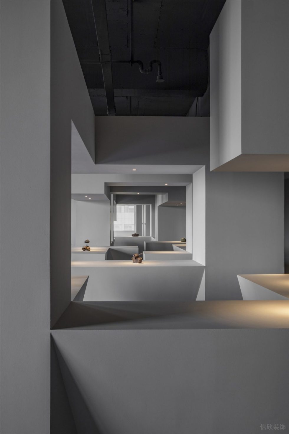 極簡(jiǎn)中式混搭風(fēng)陶瓷藝術(shù)品展廳裝修設(shè)計(jì) 展廳側(cè)面視角