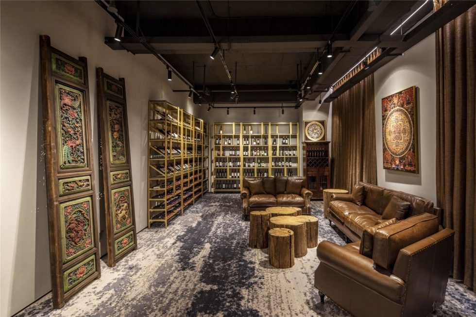 極簡(jiǎn)中式混搭風(fēng)陶瓷藝術(shù)品展廳裝修設(shè)計(jì) 棕色皮藝沙發(fā)及酒架