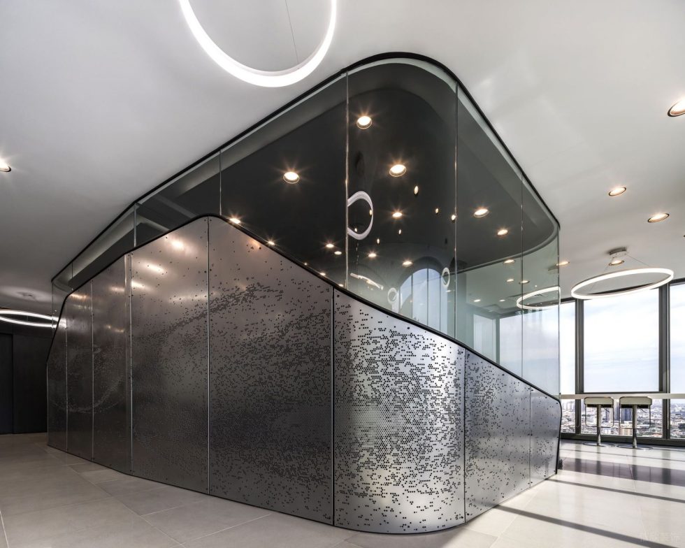 酷炫現(xiàn)代風(fēng)辦公室裝修設(shè)計銀色沖孔不銹鋼造型隔斷 酷炫現(xiàn)代風(fēng)辦公室裝修設(shè)計銀色沖孔不銹鋼造型隔斷