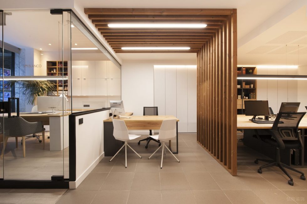 暖白色極簡風(fēng)辦公室裝修設(shè)計暖白色主管辦公區(qū)